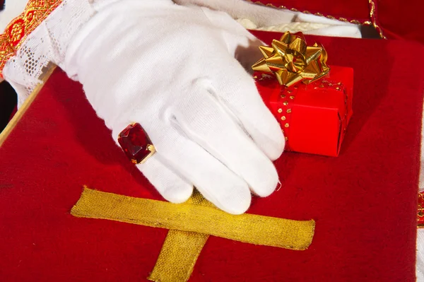 Sinterklaas com um presente — Fotografia de Stock