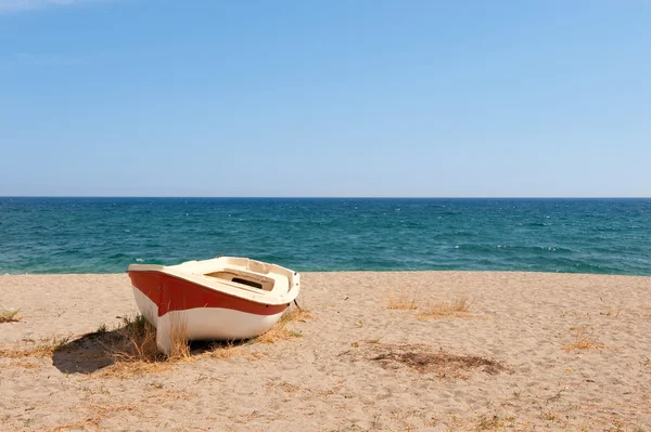 Βάρκα με κουπιά στην παραλία — Φωτογραφία Αρχείου