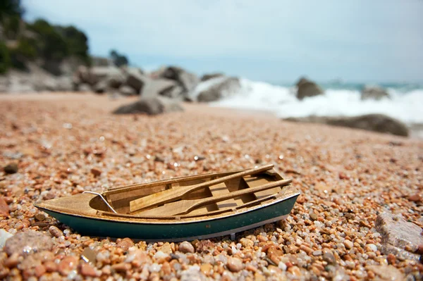 Βάρκα με κουπιά στην παραλία — Φωτογραφία Αρχείου