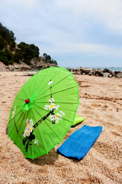 Guarda-sol tropical na praia — Fotografia de Stock