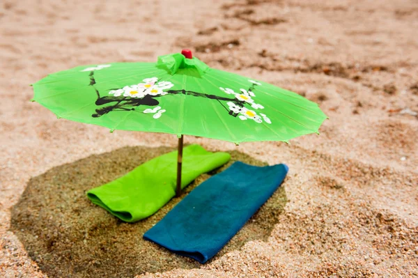 在海滩上的热带阳伞 — 图库照片