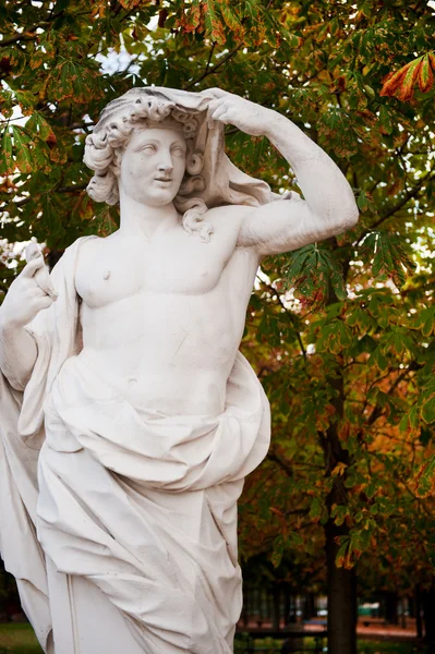 Paris Tuileries'de heykeli — Stok fotoğraf