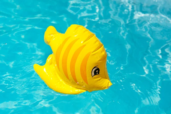 Speelgoed in het zwembad — Stockfoto
