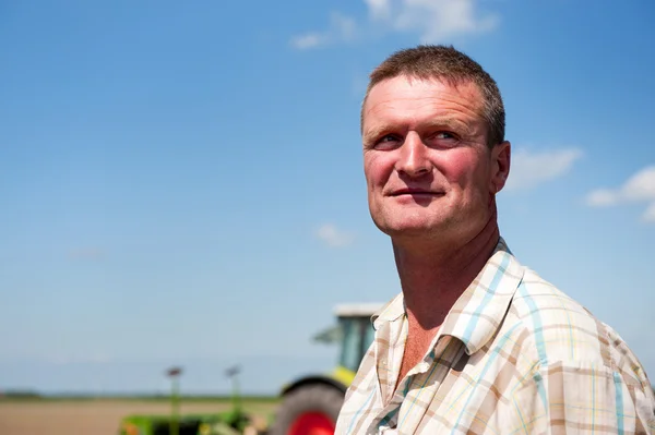 Agricultor que trabaja en los campos —  Fotos de Stock