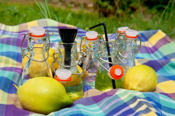 Как приготовить лимонад — стоковое фото