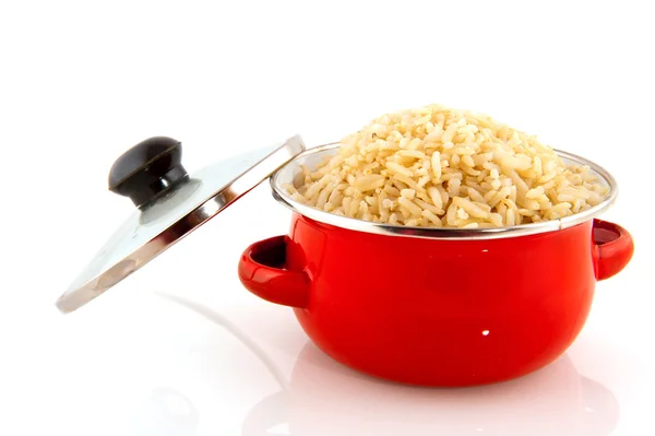 Червона сковорода з рисом — стокове фото