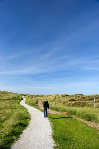 Homem está andando na paisagem costeira — Fotografia de Stock