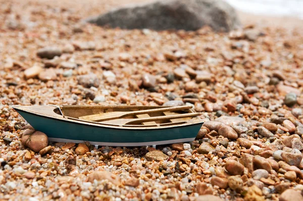 Barco de remos en la playa — Foto de Stock
