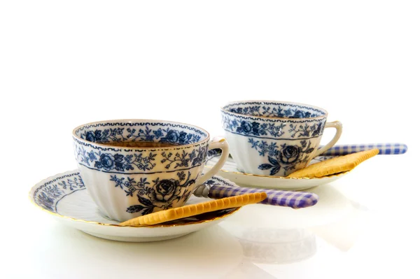 Porseleinen kopjes en schotels met thee — Stockfoto