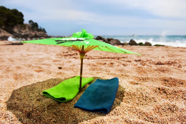 Ombrellone tropicale in spiaggia — Foto Stock