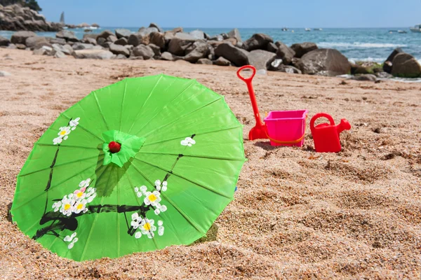Tropiska parasoll på stranden — Stockfoto