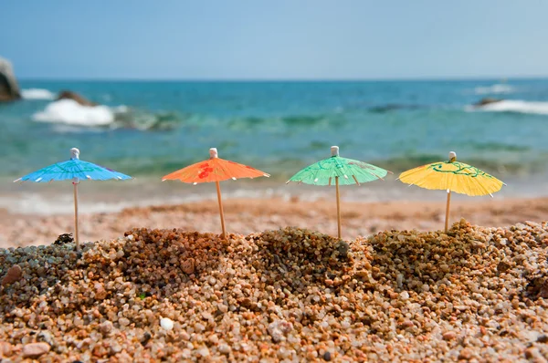 Sombrinhas coloridas para sombra na praia — Fotografia de Stock