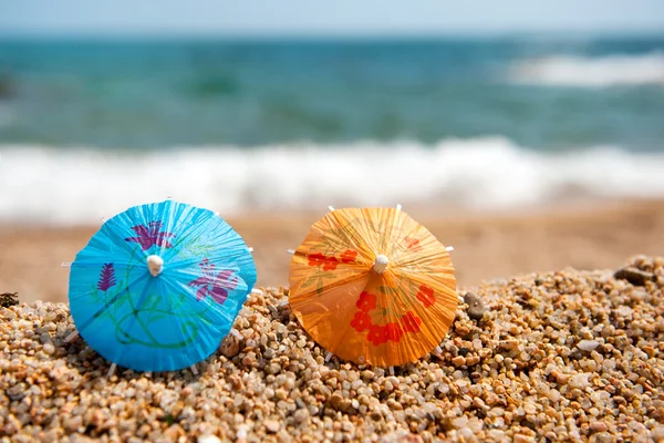 Sombrillas coloridas para sombra en la playa — Foto de Stock