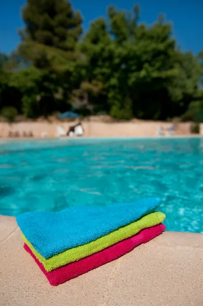 在游泳池的毛巾 — 图库照片