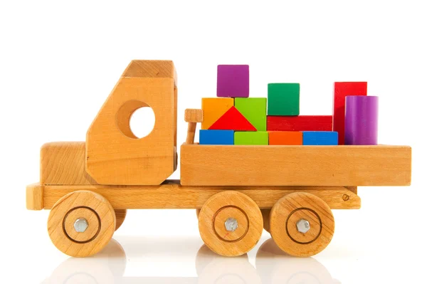 Coche de juguete de madera con bloques de colores — Foto de Stock