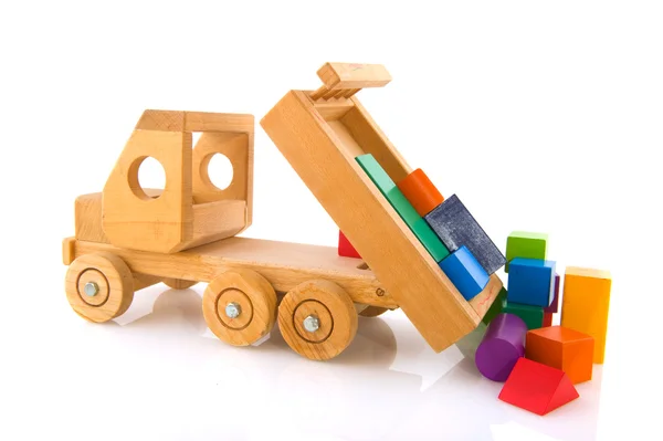 Carro de brinquedo de madeira com blocos coloridos — Fotografia de Stock