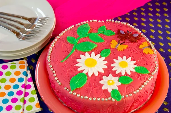 Gâteau d'anniversaire joyeux dans la nature morte — Photo
