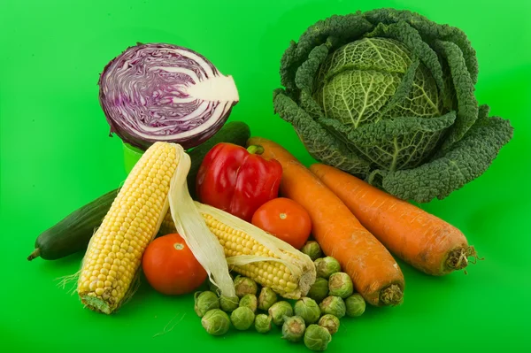 Stilleven groenten op groene achtergrond — Stockfoto