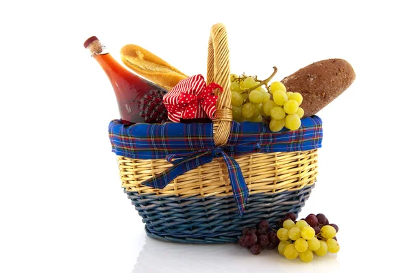 Picknickmand met voedsel — Stockfoto