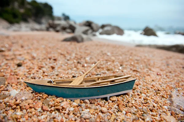 在沙滩上的小船 — 图库照片