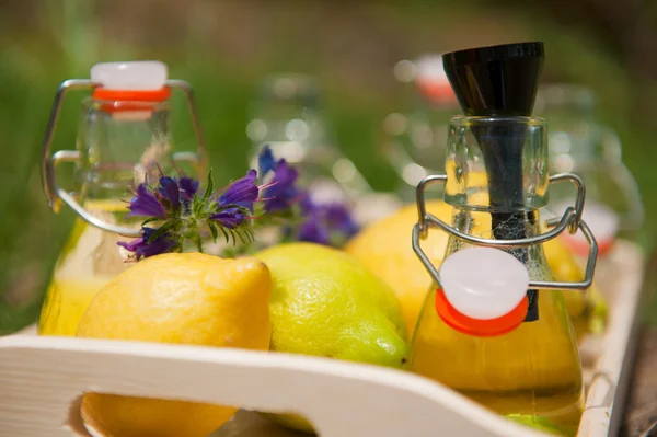 Как приготовить лимонад — стоковое фото