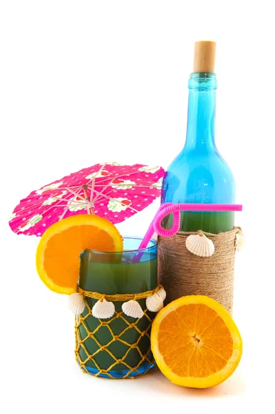 Flaska och glas med cocktail — Stockfoto