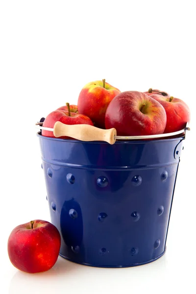 Cubo de manzanas rojas —  Fotos de Stock