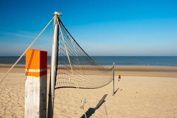 Ombrellone sulla spiaggia vuota — Foto Stock