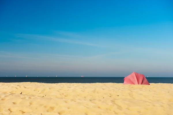 Parasol at the empty beach — Stock Photo, Image