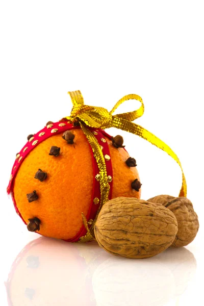 Orange z goździkami i renifer — Zdjęcie stockowe