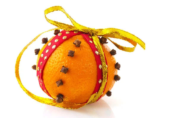 Pomarańczowy z goździkami — Zdjęcie stockowe