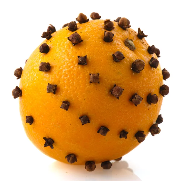Orange med kryddnejlika — Stockfoto