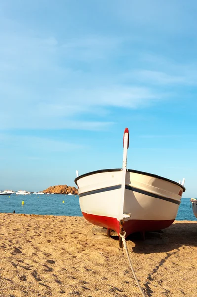 Рыбацкая лодка на испанском побережье — стоковое фото