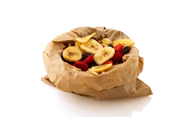 Паперовий мішок з сушеними фруктами — стокове фото