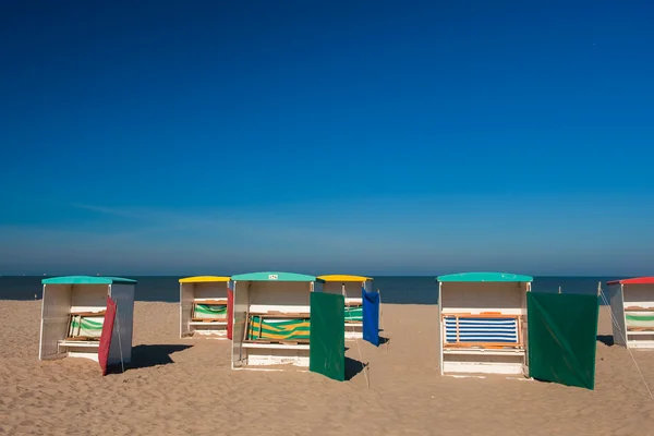 Класичний пляжні шезлонги — стокове фото