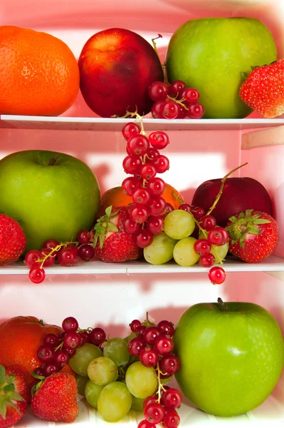 Kühlschrank mit frischem Obst — Stockfoto