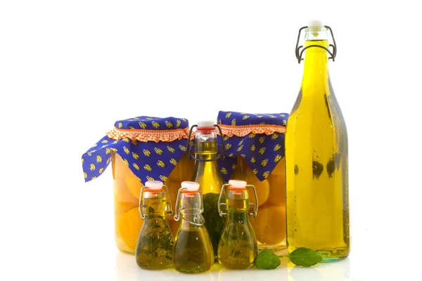 Préserver les pêches et l'huile d'olive avec des herbes — Photo