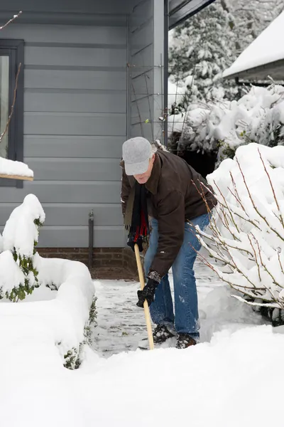 Mann beseitigt Schnee — Stockfoto