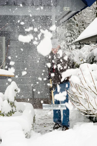 De mens is verwijdering sneeuw — Stockfoto