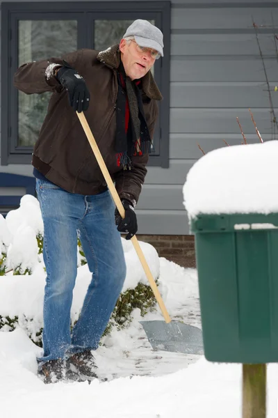Mann beseitigt Schnee — Stockfoto