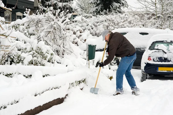 Człowiek jest usuwanie śniegu — Zdjęcie stockowe