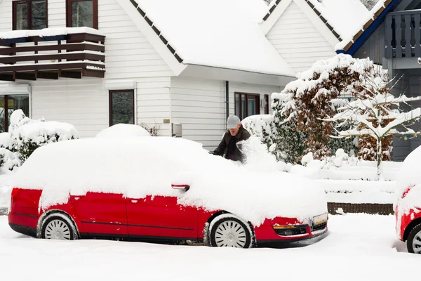 Schnee aus dem Auto entfernen — Stockfoto