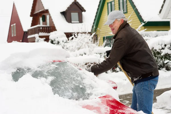 Schnee aus dem Auto entfernen — Stockfoto