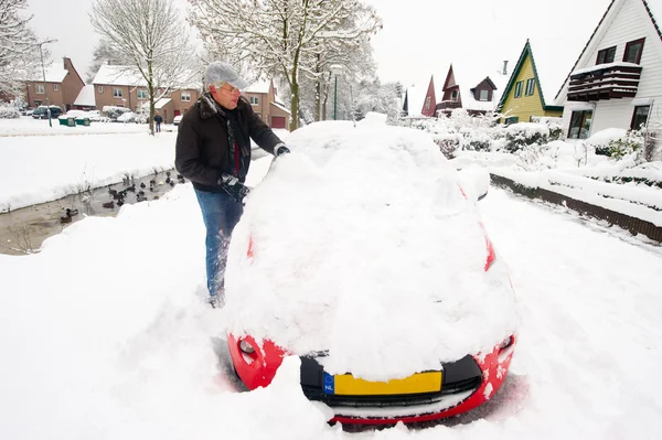 Usuwanie śniegu z samochodu — Zdjęcie stockowe