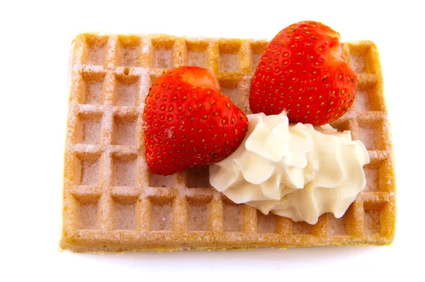 比利时传统与白色背景上草莓华夫饼 — 图库照片