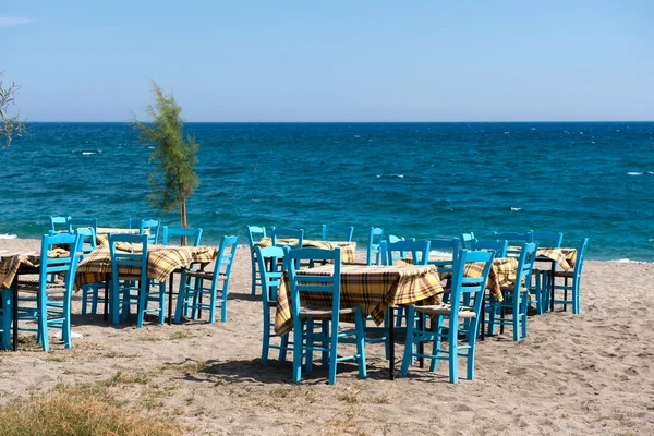 Playa Griega Con Mesa Sillas Azules Tradicionales —  Fotos de Stock