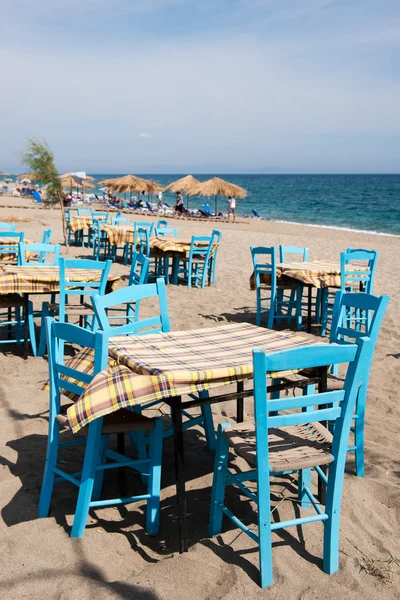 Греческий Пляж Традиционным Синим Столом Стульями — стоковое фото