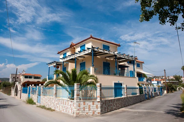 Villaggio Greco Con Tende Blu Tradizionali Palme Giardino — Foto Stock