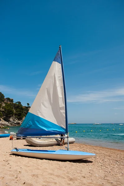 Barca a vela in spiaggia — Foto Stock