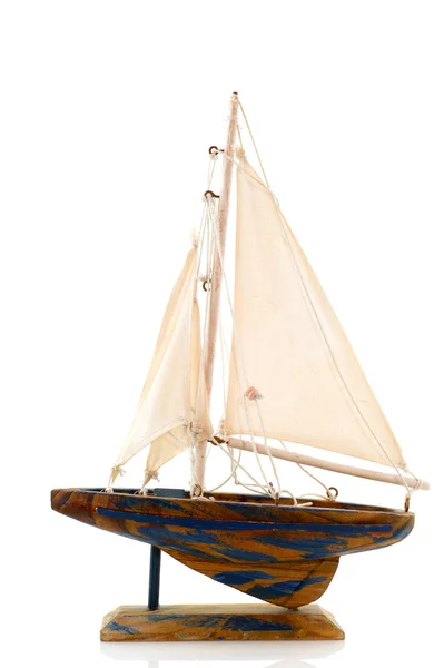 白で隔離された木からの古いミニチュア帆ボート — ストック写真